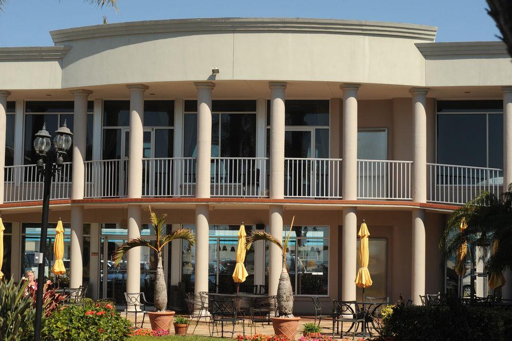 Thunderbird Beach Resort Treasure Island Екстериор снимка